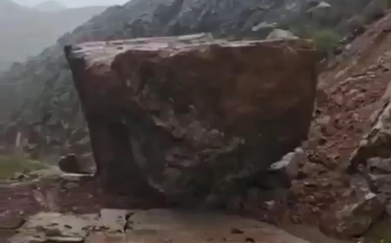 Facianın eşiğinden dönüldü! Heyelan oldu, dev kayalar yolu kapadı