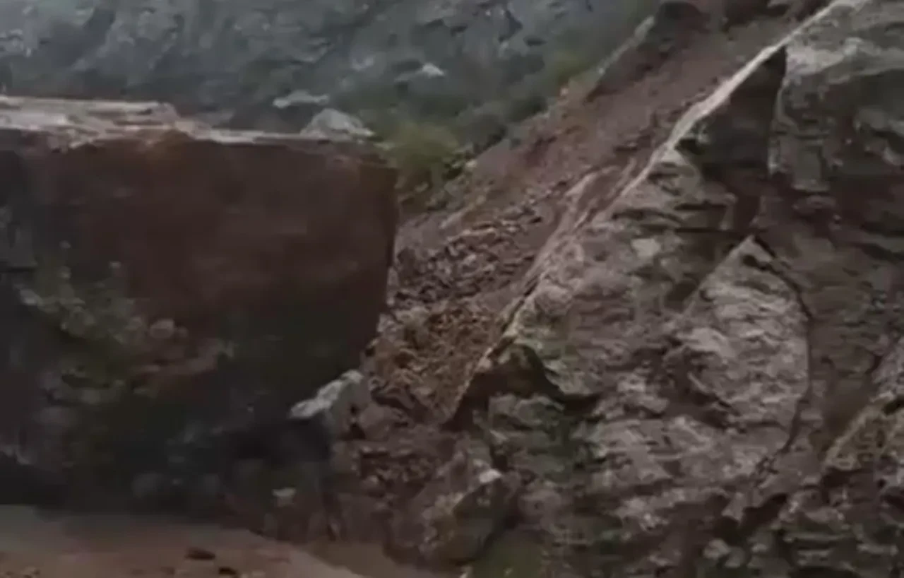 Facianın eşiğinden dönüldü! Heyelan oldu, dev kayalar yolu kapadı