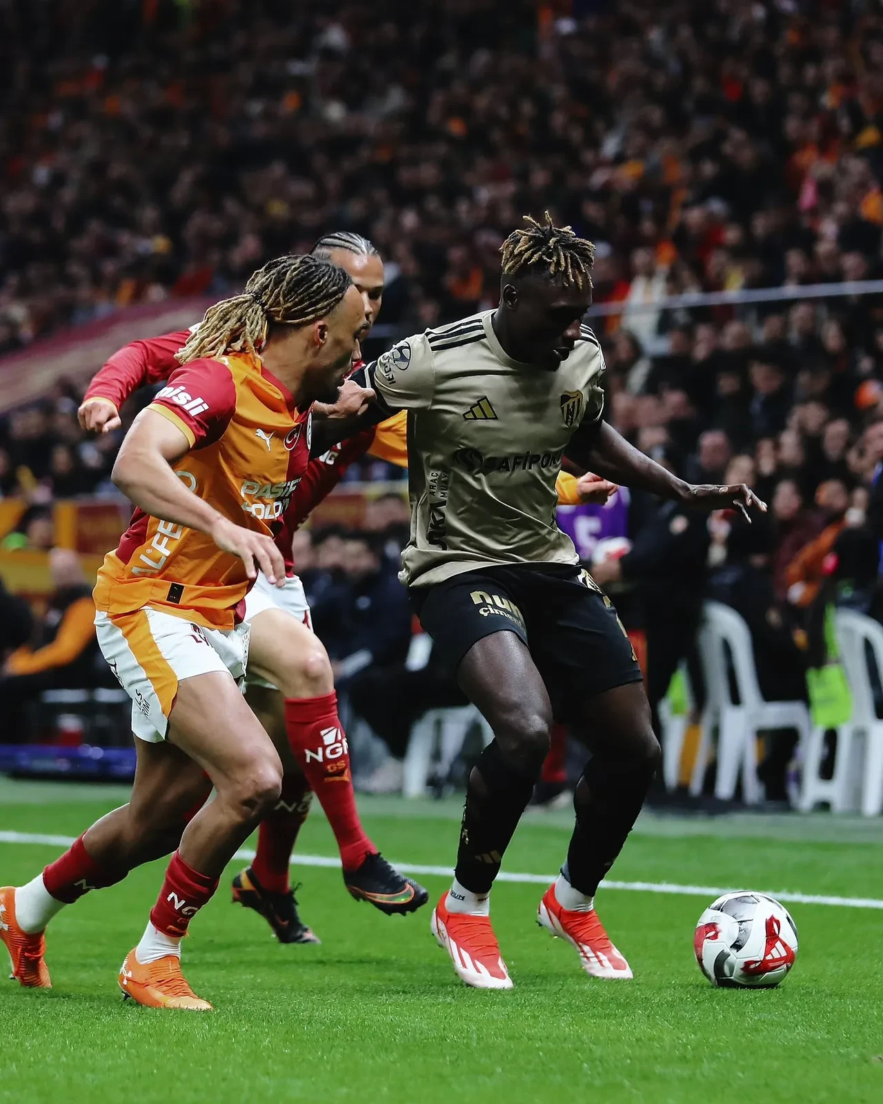 Galatasaray Kocaelispor'a yine takıldı: Süper Lig'de şampiyonluk yarışı alev alev!