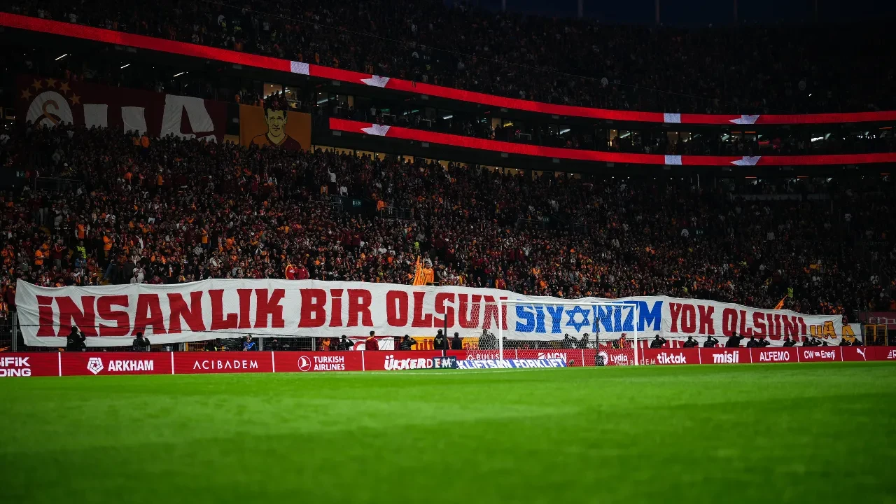 Galatasaray tribünlerinden evrensel mesaj: 