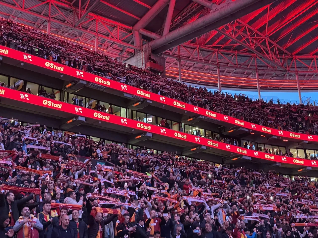 Galatasaray tribünlerinden evrensel mesaj: "İnsanlık bir olsun"