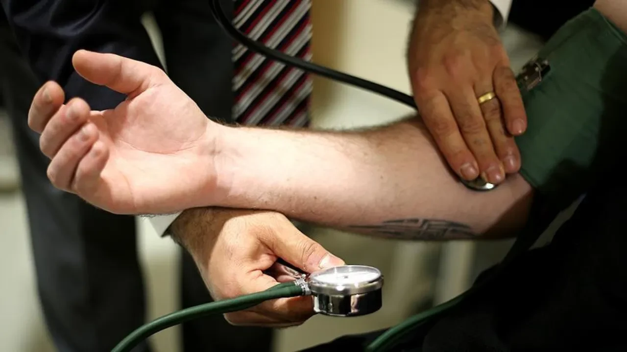 Gençler ciddi tehlike altında! Sigara, stres ve yalnızlık en büyük etken