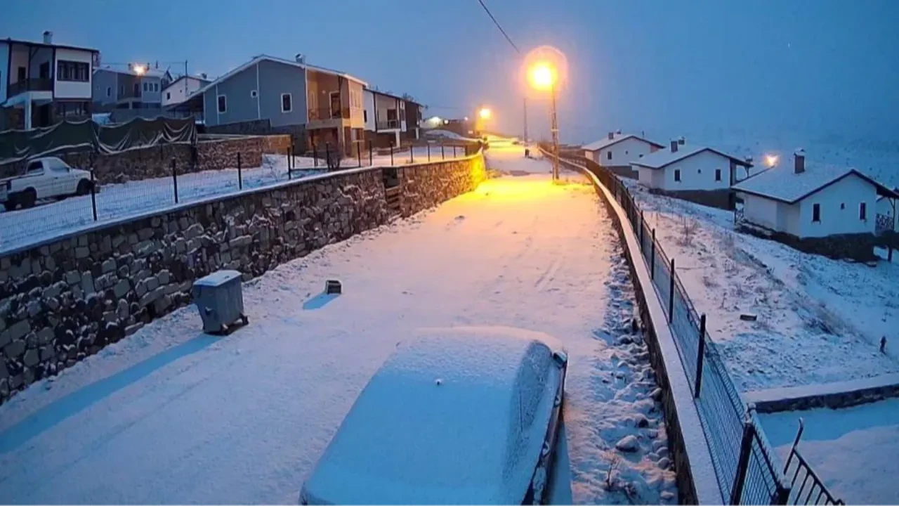Kar yağışı Ankara'da etkili oldu! Yüksek kesimler beyaza büründü