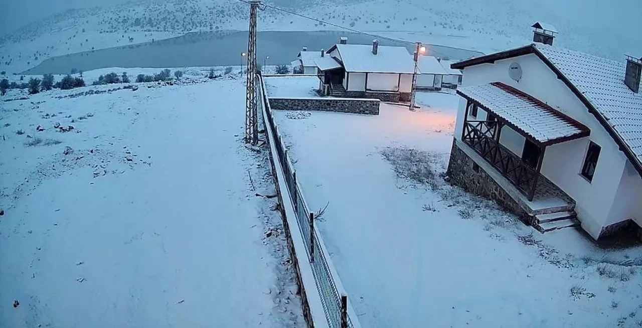 Kar yağışı Ankara'da etkili oldu! Yüksek kesimler beyaza büründü