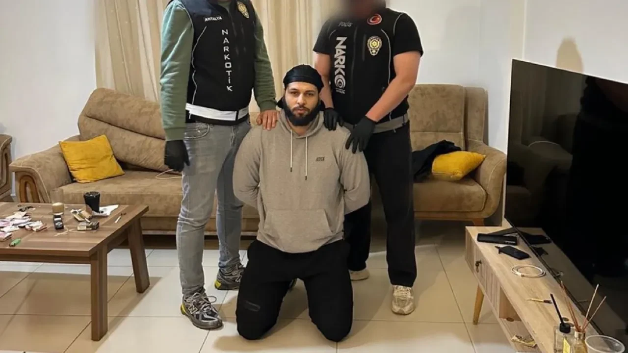 Kırmızı bültenle aranan uyuşturucu taciri Antalya'da yakalandı