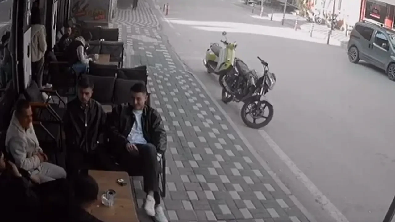 Kütahya'daki depremde sağa sola kaçıştılar! Simav depremi kameralara yansıdı