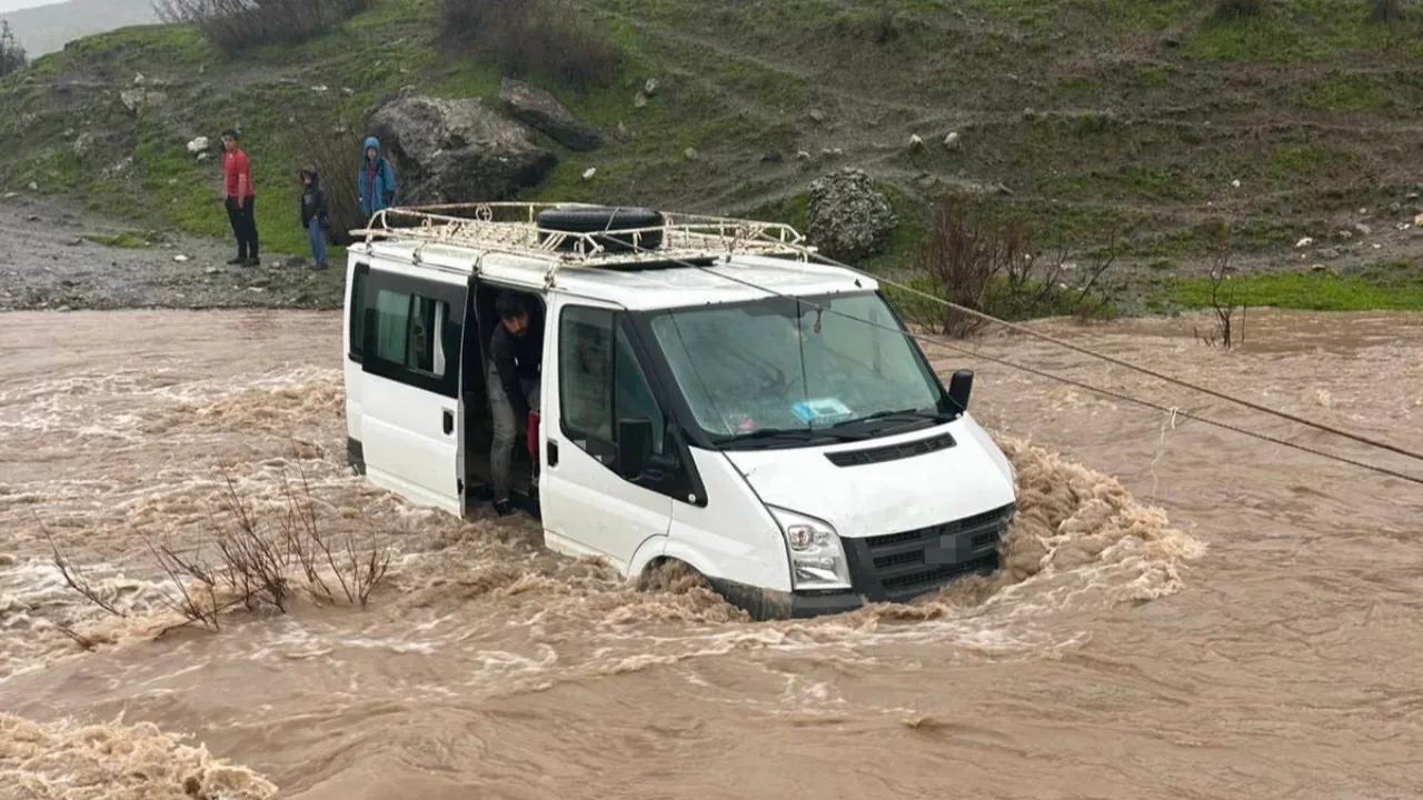 Minibüs selde mahsur kaldı: Kalp krizi geçiren kadın kurtarılamadı