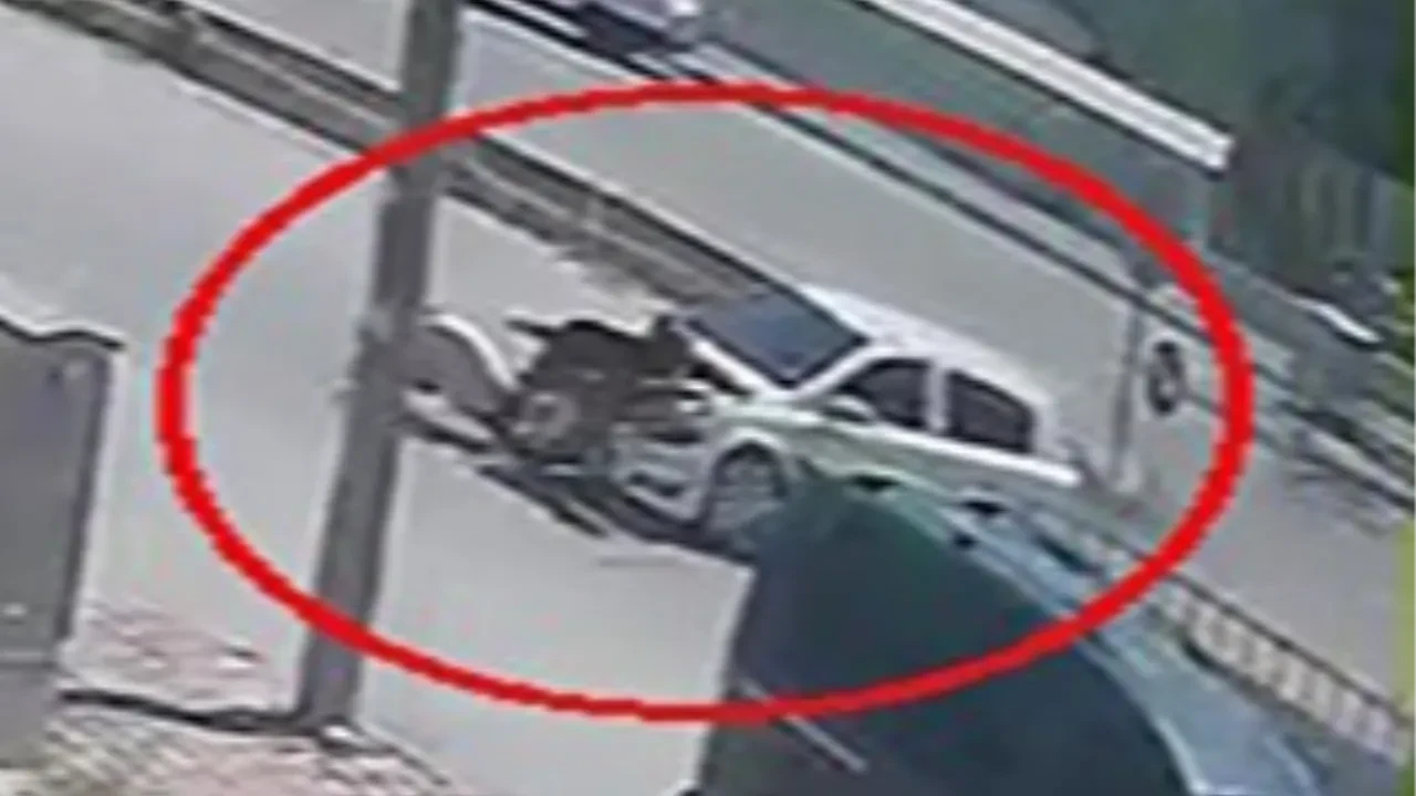 Motosiklet ile otomobil böyle çarpıştı! Antalya'daki feci kaza kamerada