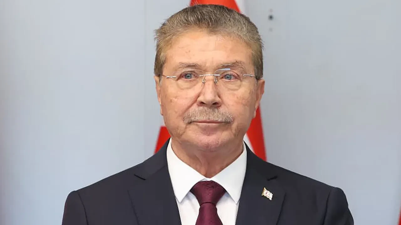 Paskalya kutlamalarında Türk bayrakları ve Hulusi Akar hedef alındı! GKRY'e sert tepki