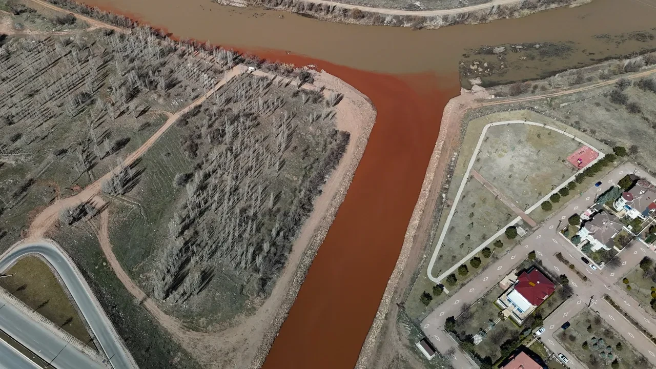 Sivas'ta büyüleyen doğa olayı! Kızılırmak'a rengini verdi