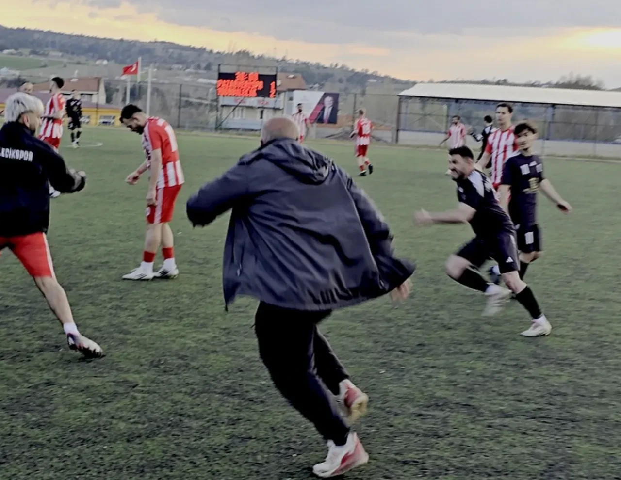 Amatör maçta saha ringe döndü! Yumruklar ve tekmeler konuştu