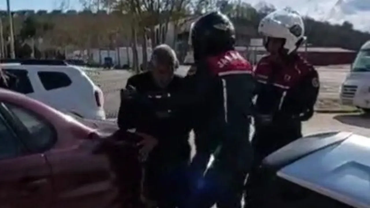 Ambulansı beklemedi, hastaneye yetiştirdi! Kocaeli'de jandarmadan hayat kurtaran refleks