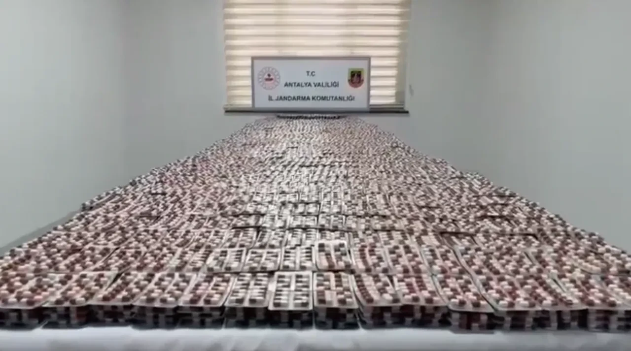 Antalya'da narkotik operasyonu: 1'i doktor 6 şüpheli gözaltında