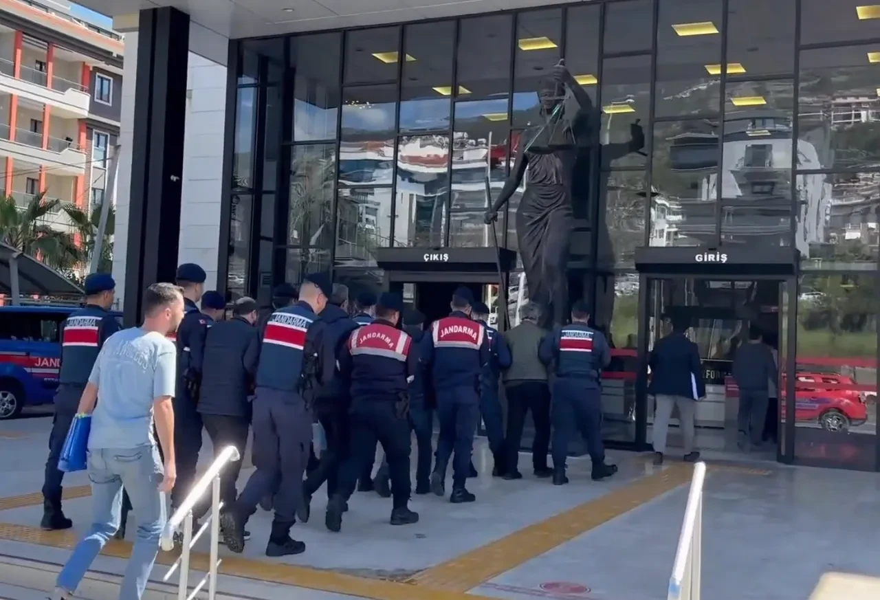 Antalya'da narkotik operasyonu: 1'i doktor 6 şüpheli gözaltında