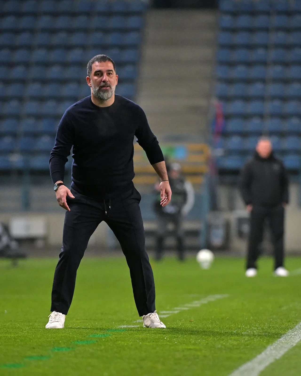 Arda Turan'ın maçında hava saldırısı alarmı! 2. yarı öncesi ara verildi