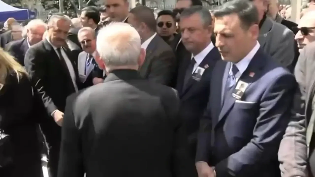 CHP'de gerginlik had safhada! Kemal Kılıçdaroğlu selam vermedi, Özgür Özel'in bakışı gündem oldu