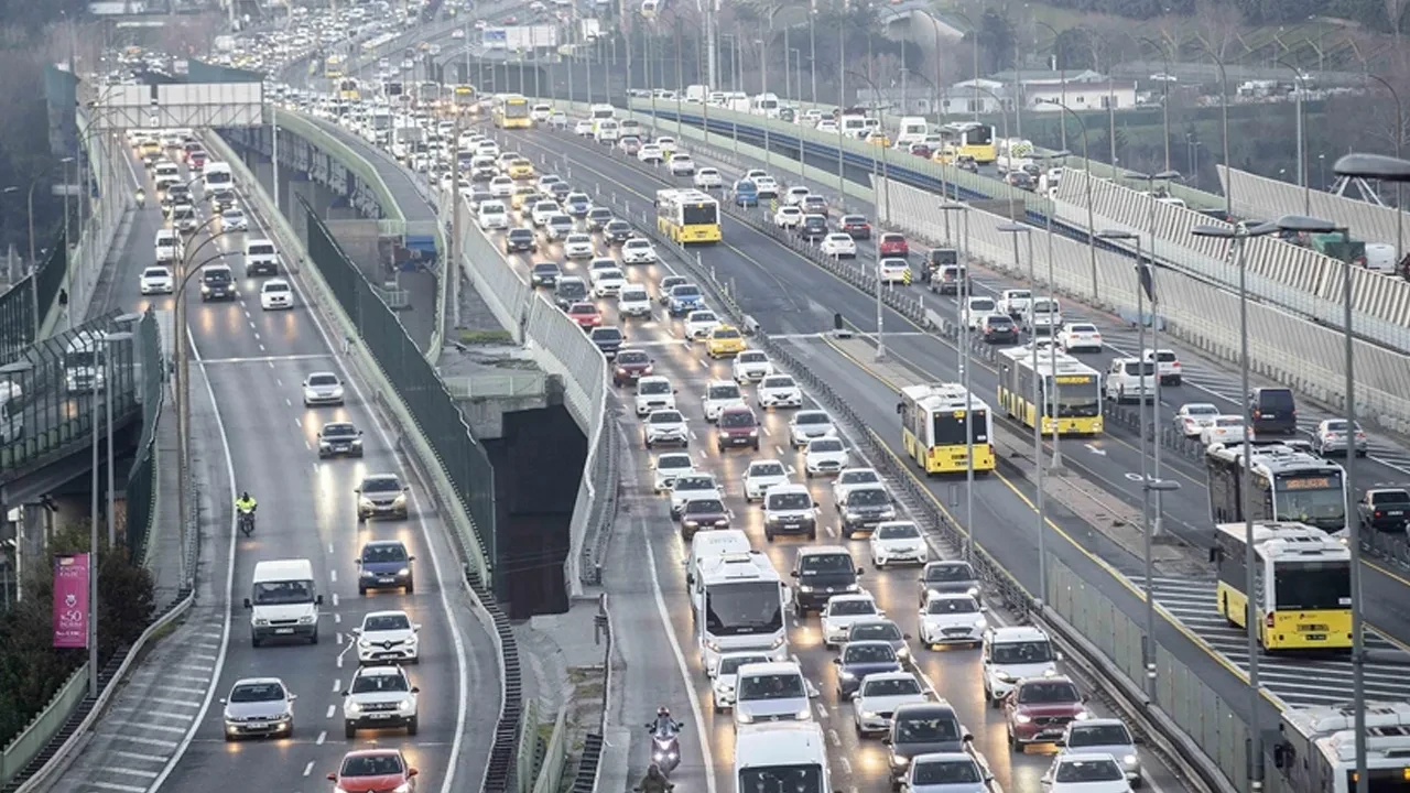 İstanbul'da haftanın ilk iş gününde trafik kilit
