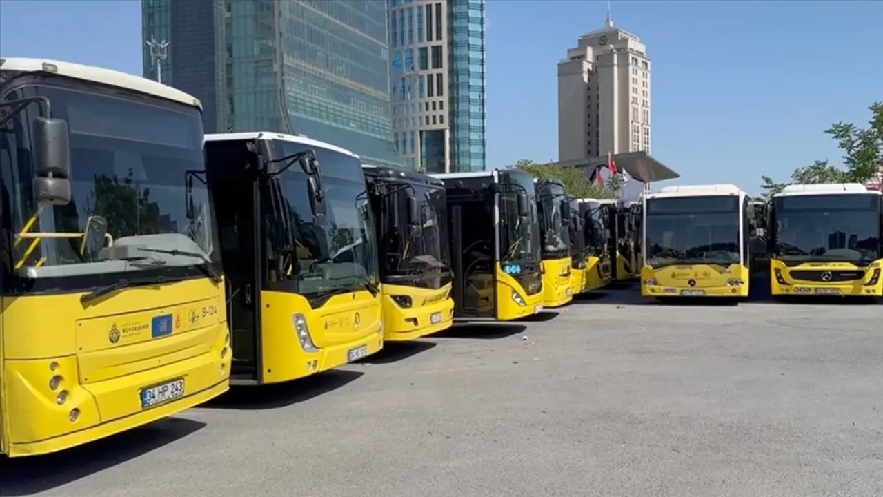 İstanbul'da ücretsiz taşıma durabilir! Otobüsçüler İBB önünde toplandı