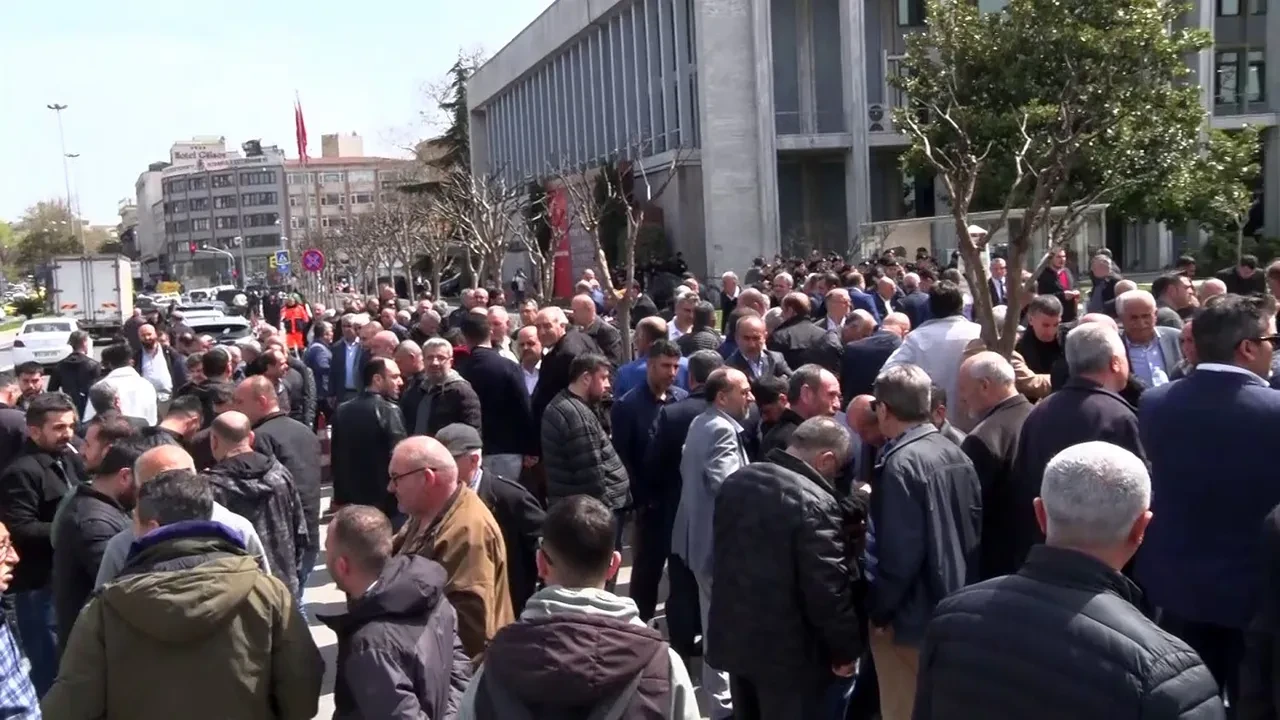 İstanbul'da ücretsiz taşıma durabilir! Otobüsçüler İBB önünde toplandı