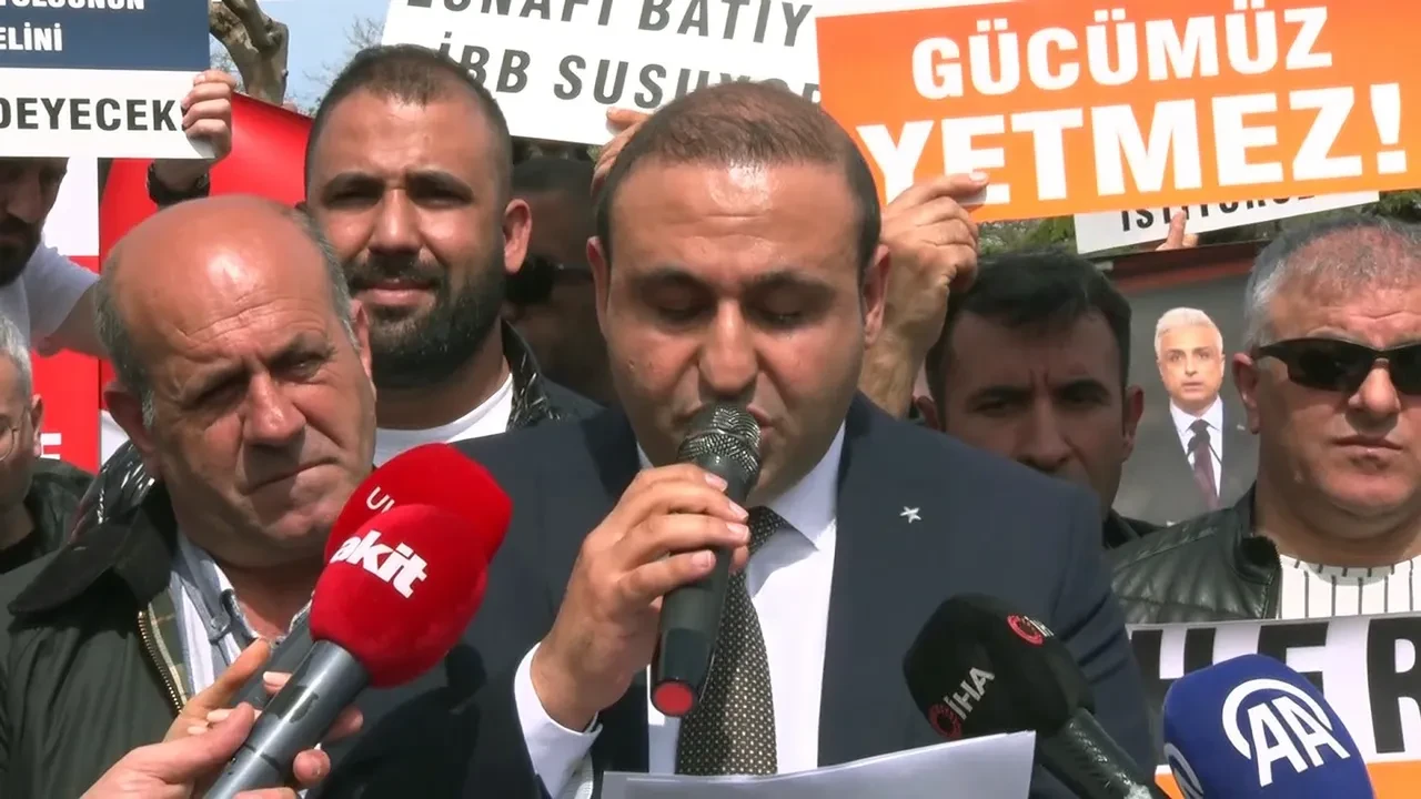 İstanbul'da ücretsiz taşıma durabilir! Otobüsçüler İBB önünde toplandı