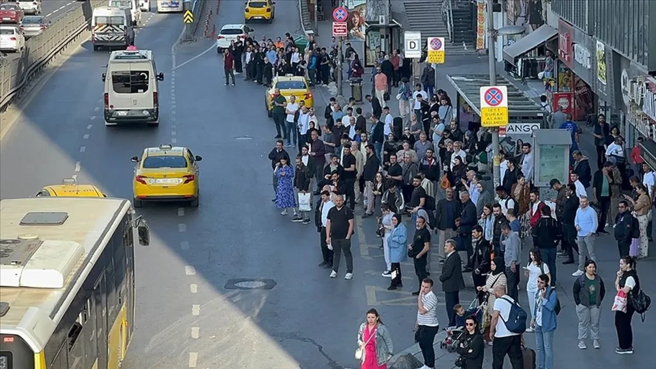 İstanbul'da ücretsiz taşıma durabilir! Otobüsçüler İBB önünde toplandı