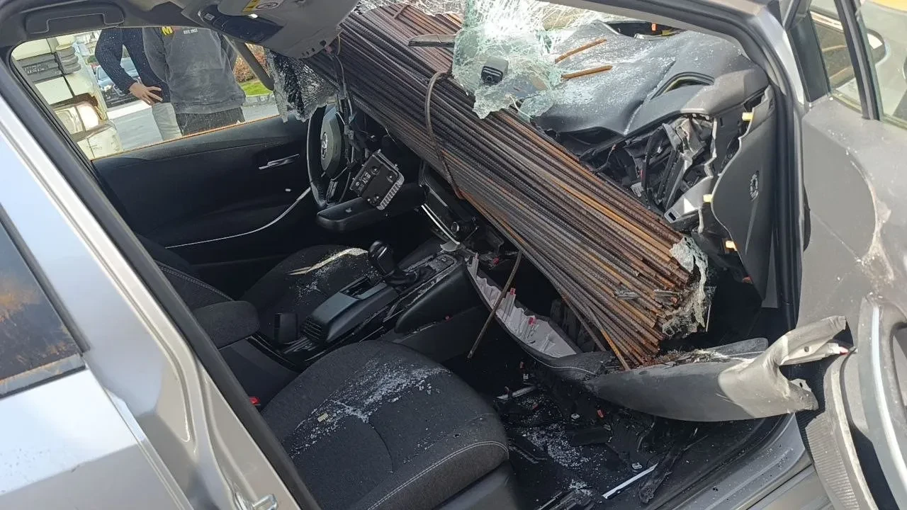 Kamyondaki inşaat demirleri otomobile 'ok' gibi saplandı