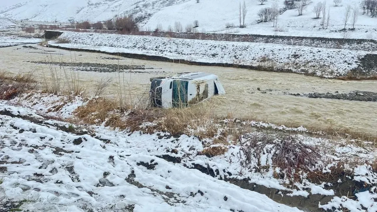 Muş'ta minibüs dereye uçtu, 8 kişi yaralandı