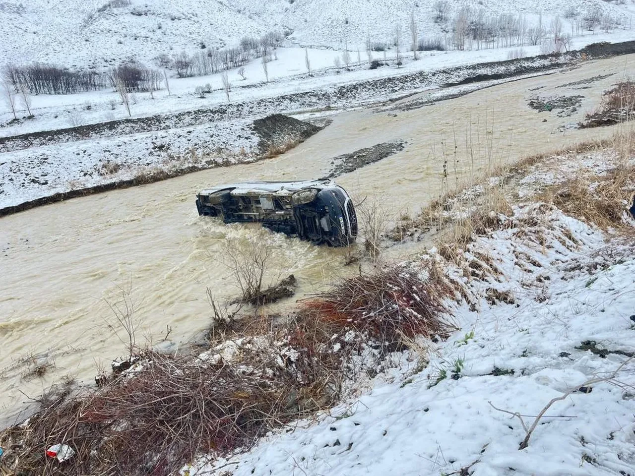 Muş'ta minibüs dereye uçtu, 8 kişi yaralandı