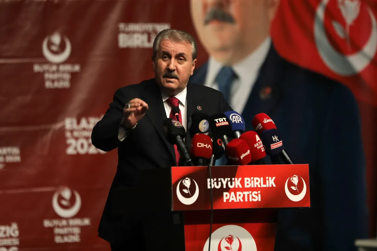 Mustafa Destici: Cumhurbaşkanımıza hakaret Türk milletine yapılmıştır