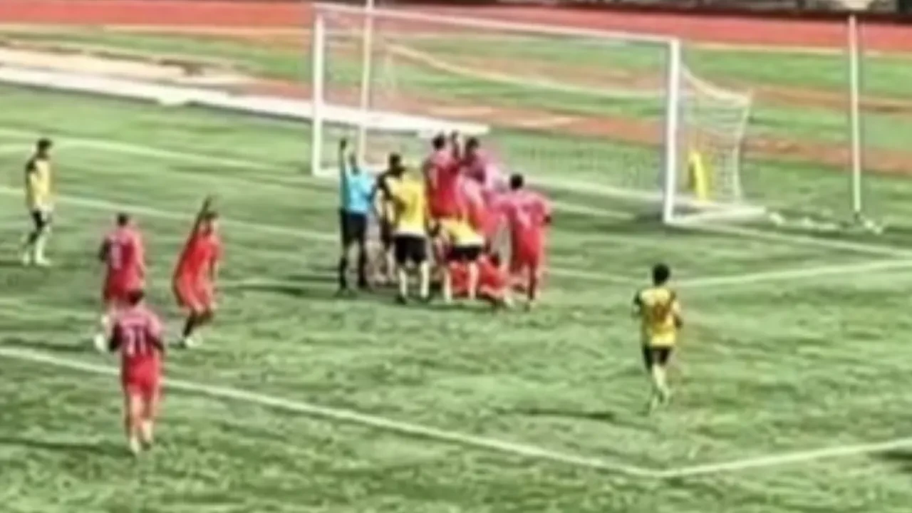 Penaltı sonrası saha boks ringine döndü! Futbolcunun elmacık kemiği kırıldı