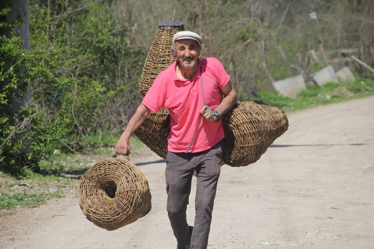 Türkü söyleyerek yapıyor... 2 bin TL'ye gözü kapalı satıyor! Sırrını ondan başka yapan kimse bilmiyor 