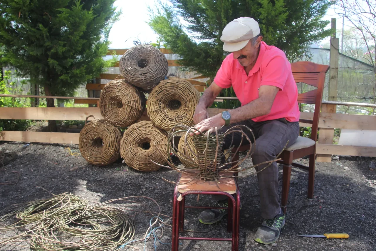 Türkü söyleyerek yapıyor... 2 bin TL'ye gözü kapalı satıyor! Sırrını ondan başka yapan kimse bilmiyor 