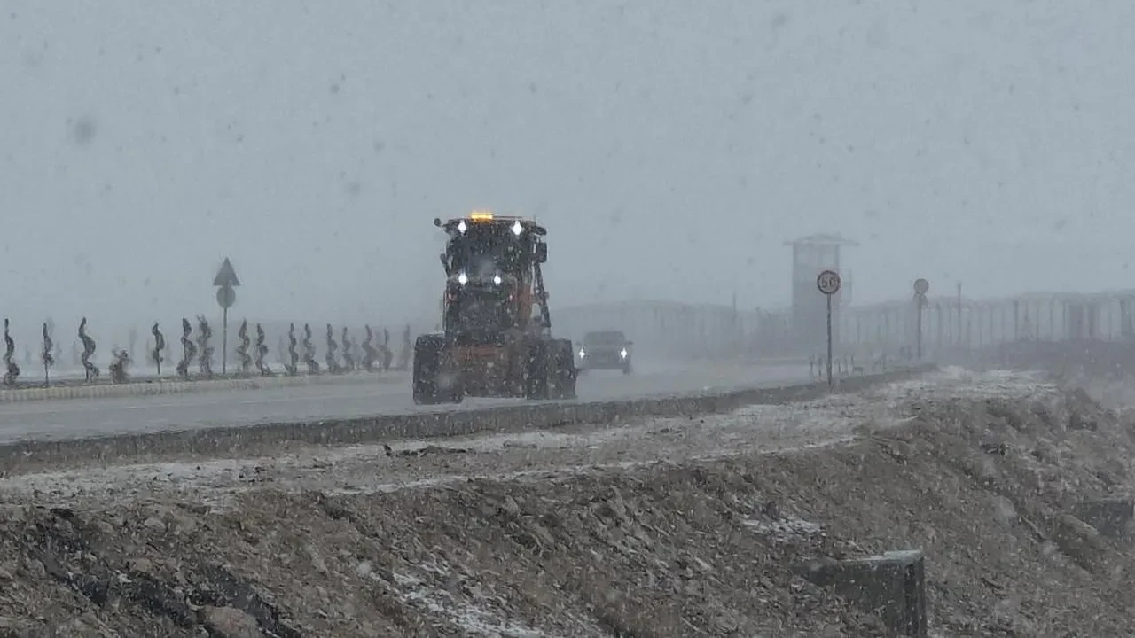 Doğuda kar ve tipi hayatı felç etti! Uçaklar pisti pas geçti, yerleşim yerlerinin yolları kapandı