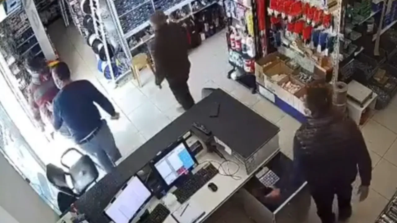 Vatandaşlar depreme böyle yakalandı! Hissedip dışarıya kaçtılar