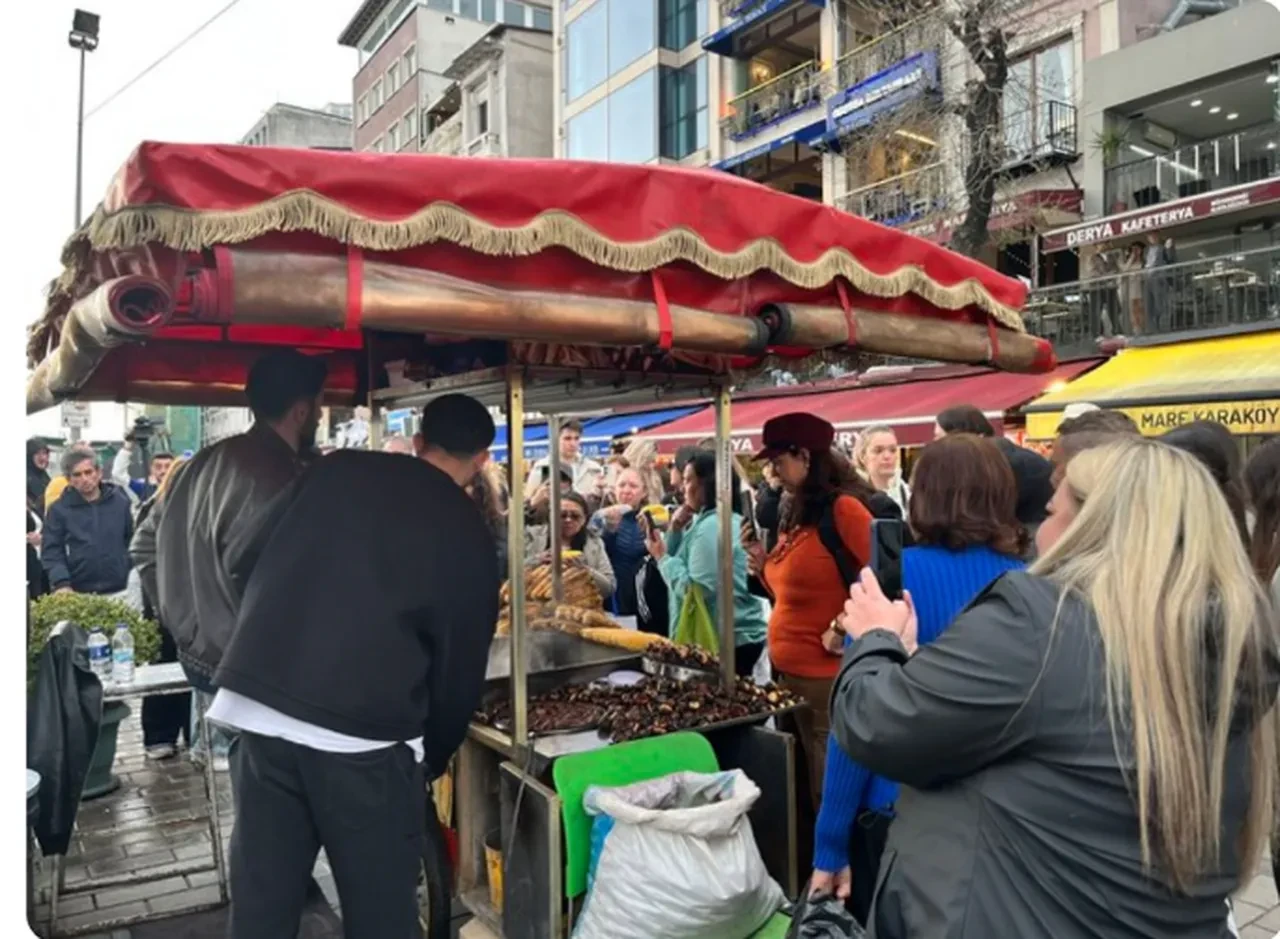 Yakışıklı mısırcı lakaplı Alper Temel oyuncu mu oluyor? Yeraltı dizisinden teklif geldi 