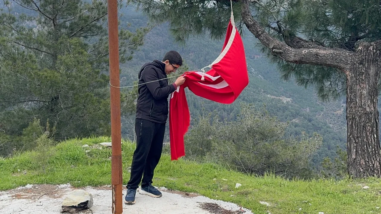 Yıpranan Türk bayrağına kayıtsız kalmadı! 9. sınıf öğrencisinden duygulandıran davranış