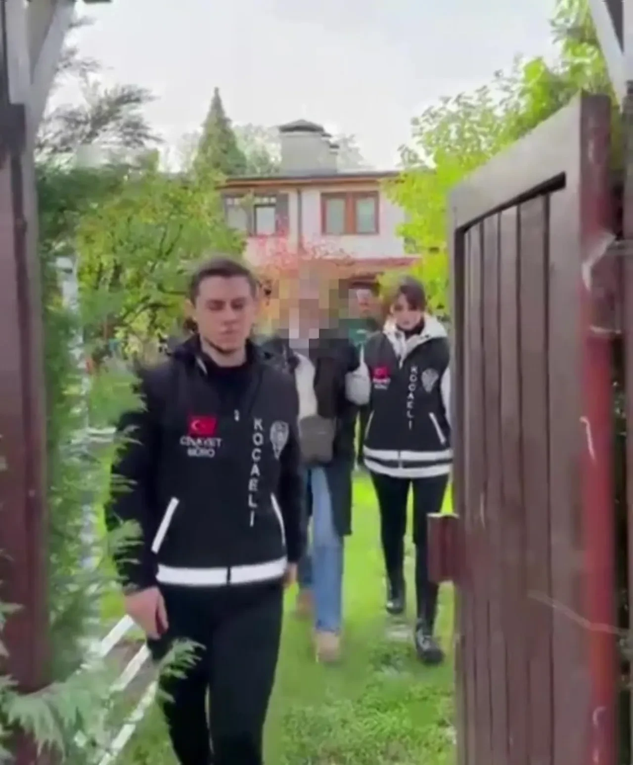 18 yıl sonra yakalandı: Doğurduğu bebeği atan anne hakim karşısında