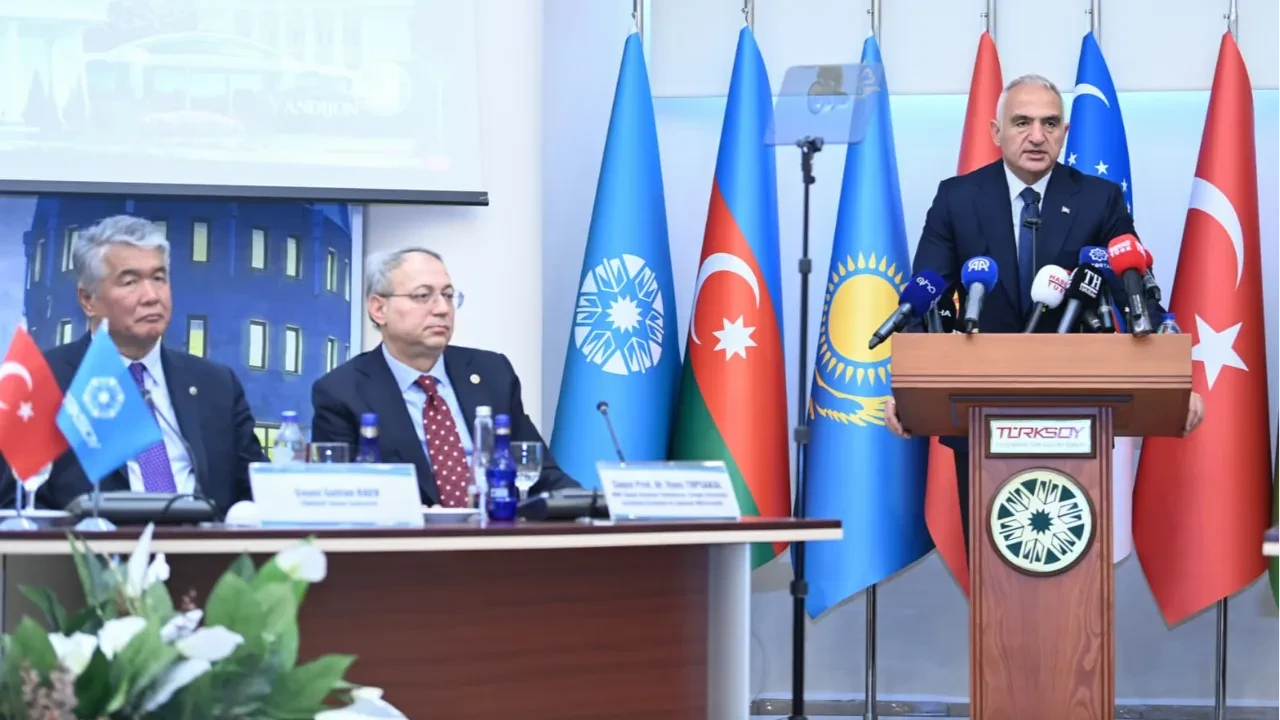 Bakan Ersoy'dan dijital çağ uyarısı! Yozlaşmayı beraberinde getiriyor 