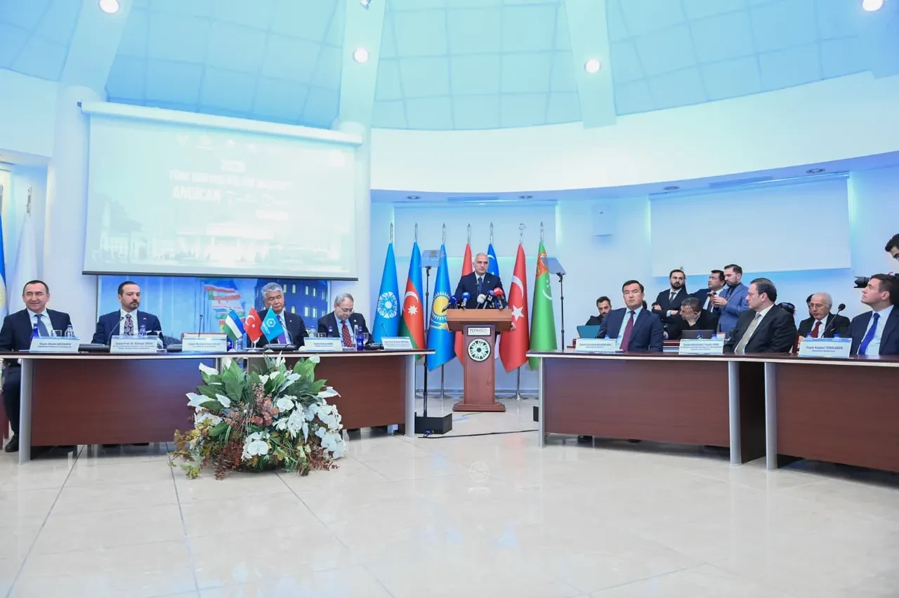 Bakan Ersoy'dan dijital çağ uyarısı! Yozlaşmayı beraberinde getiriyor 