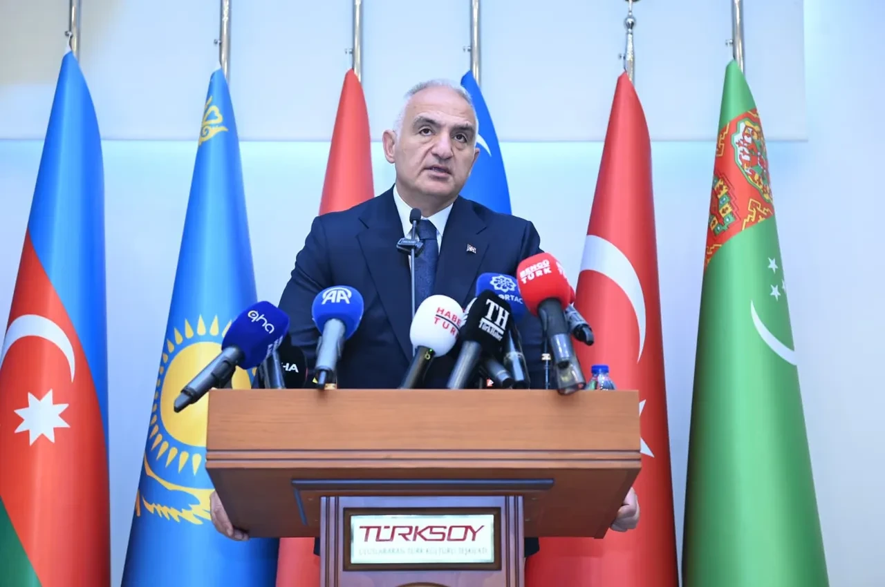 Bakan Ersoy'dan dijital çağ uyarısı! Yozlaşmayı beraberinde getiriyor 