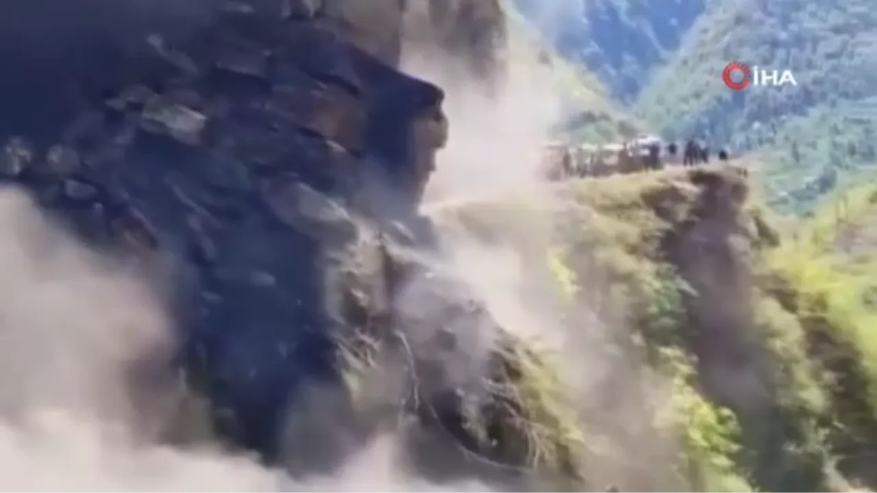 Dev kaya saniyeler içinde yola düştü! Hindistan'da facianın eşiğinden dönüldü