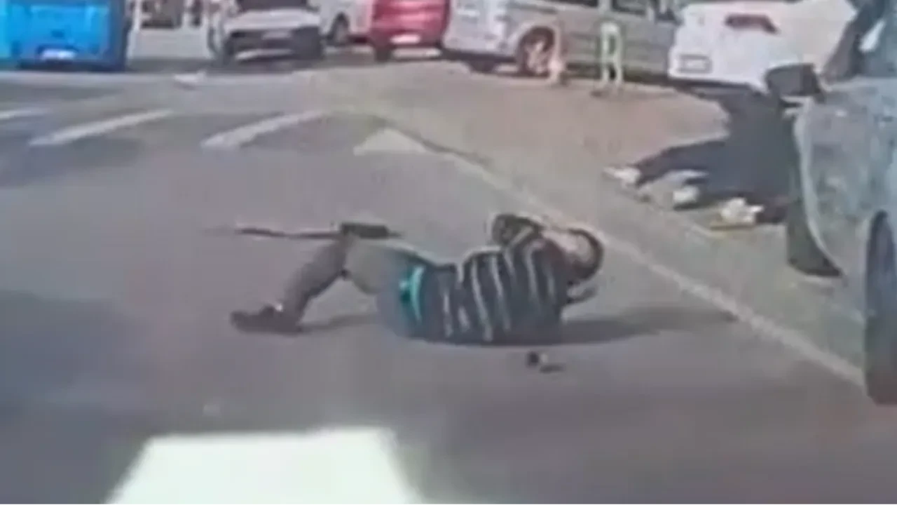 Direksiyon başında uyudu, kaldırımdaki 3 kişiye çarptı