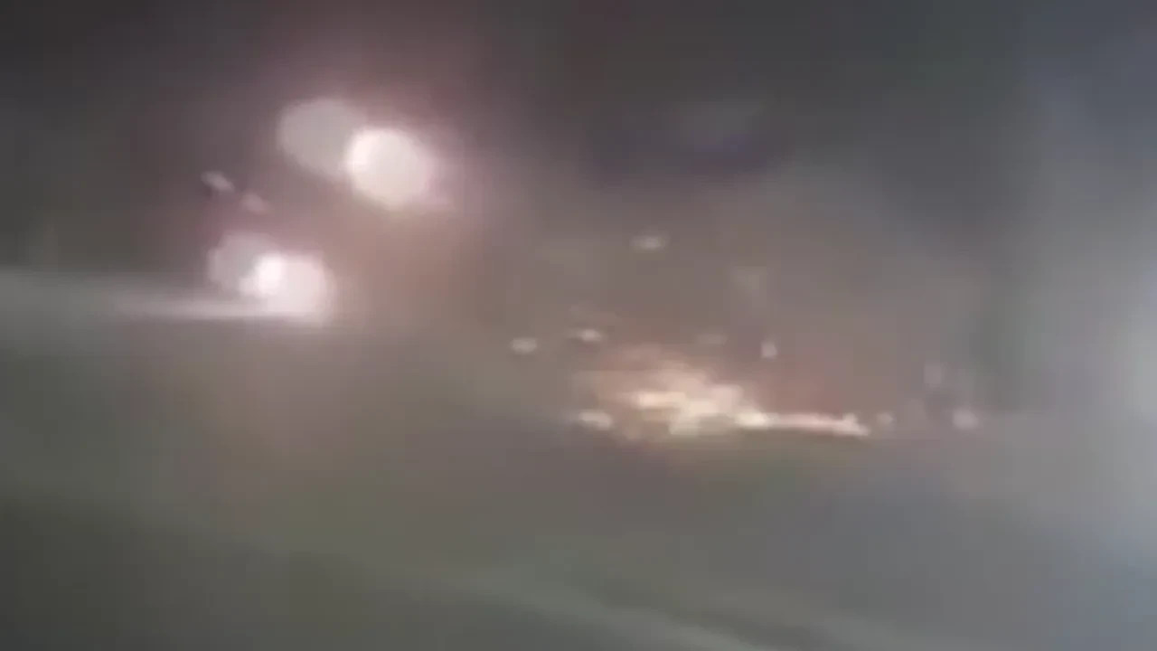 Elektrik direğine çarpıp havada takla attı! İstanbul'da kaza saniye saniye kamerada