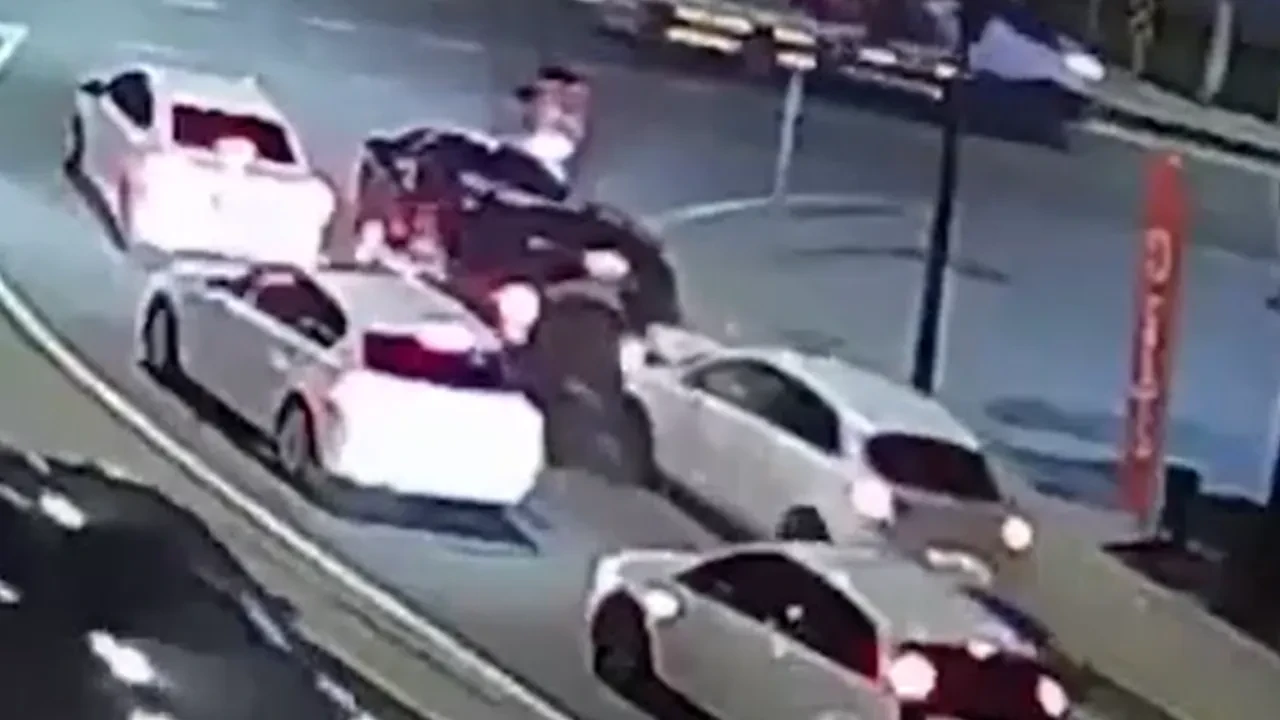 Fren yerine gaza basınca facia yaşandı! 4 araç böyle birbirine girdi