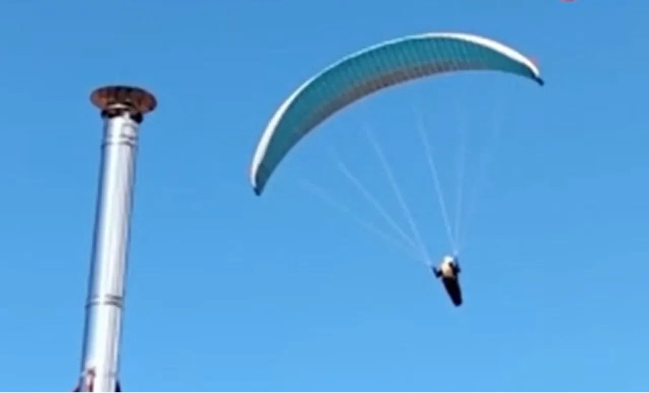 Gökyüzünde süzülen paraşütçüyü çaya davet etti
