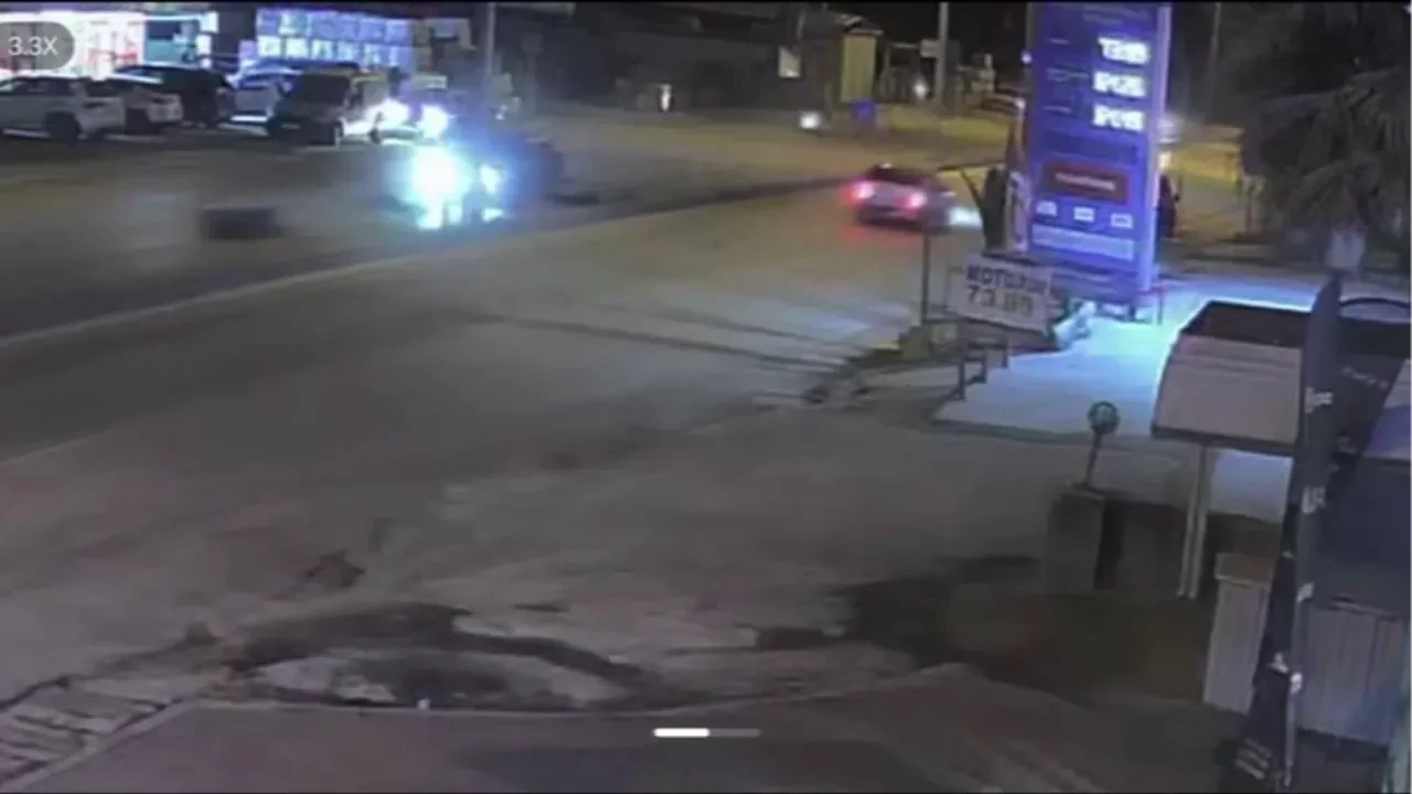 Hatay'da feci kaza kamerada! 2 kişi metrelerce havaya uçtu