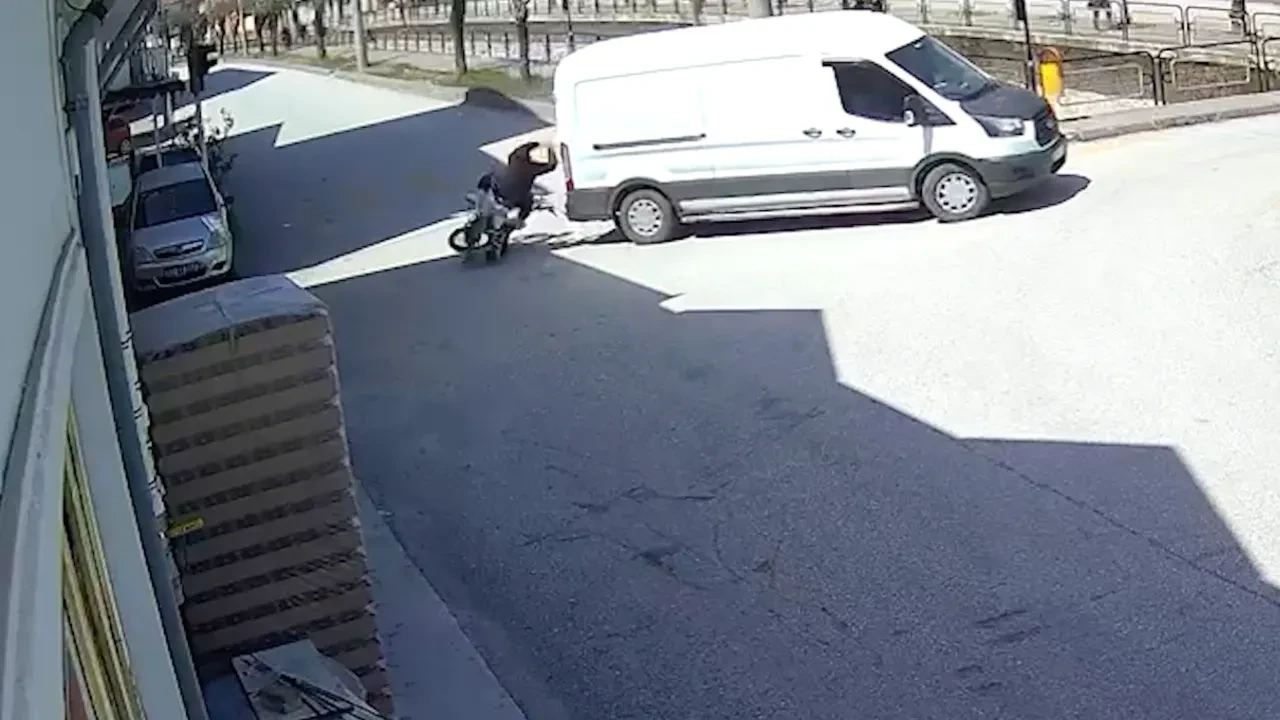 Hızını alamayan motosiklet panelvan ile çarpıştı, havaya savruldu! Kaza anı kamerada
