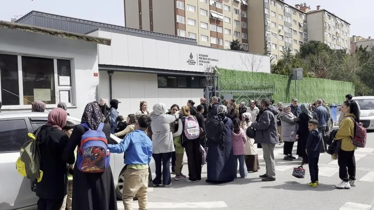 İstanbul'da zehirlenme alarmı! Çok sayıda öğrenci hastaneye kaldırıldı