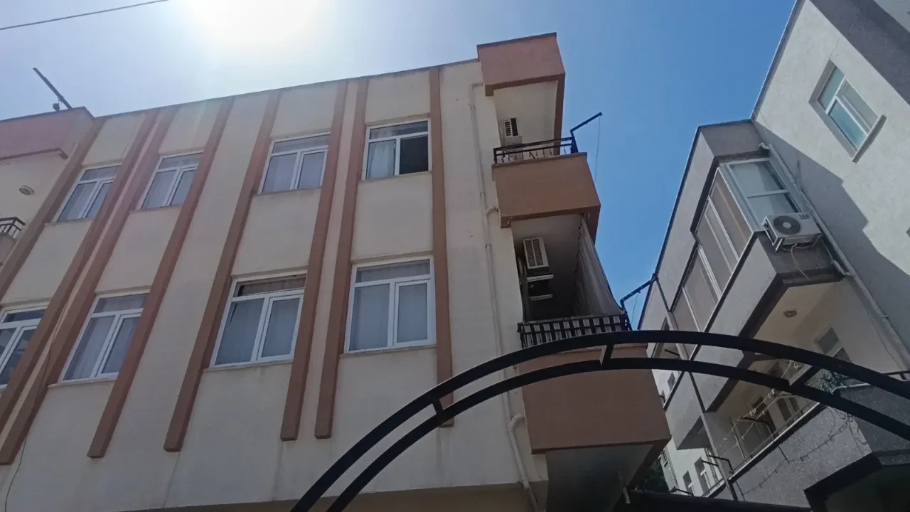 Küçük çocuk ikinci kattan düştü, olayı kırıklarla atlattı! O anlar kamerada