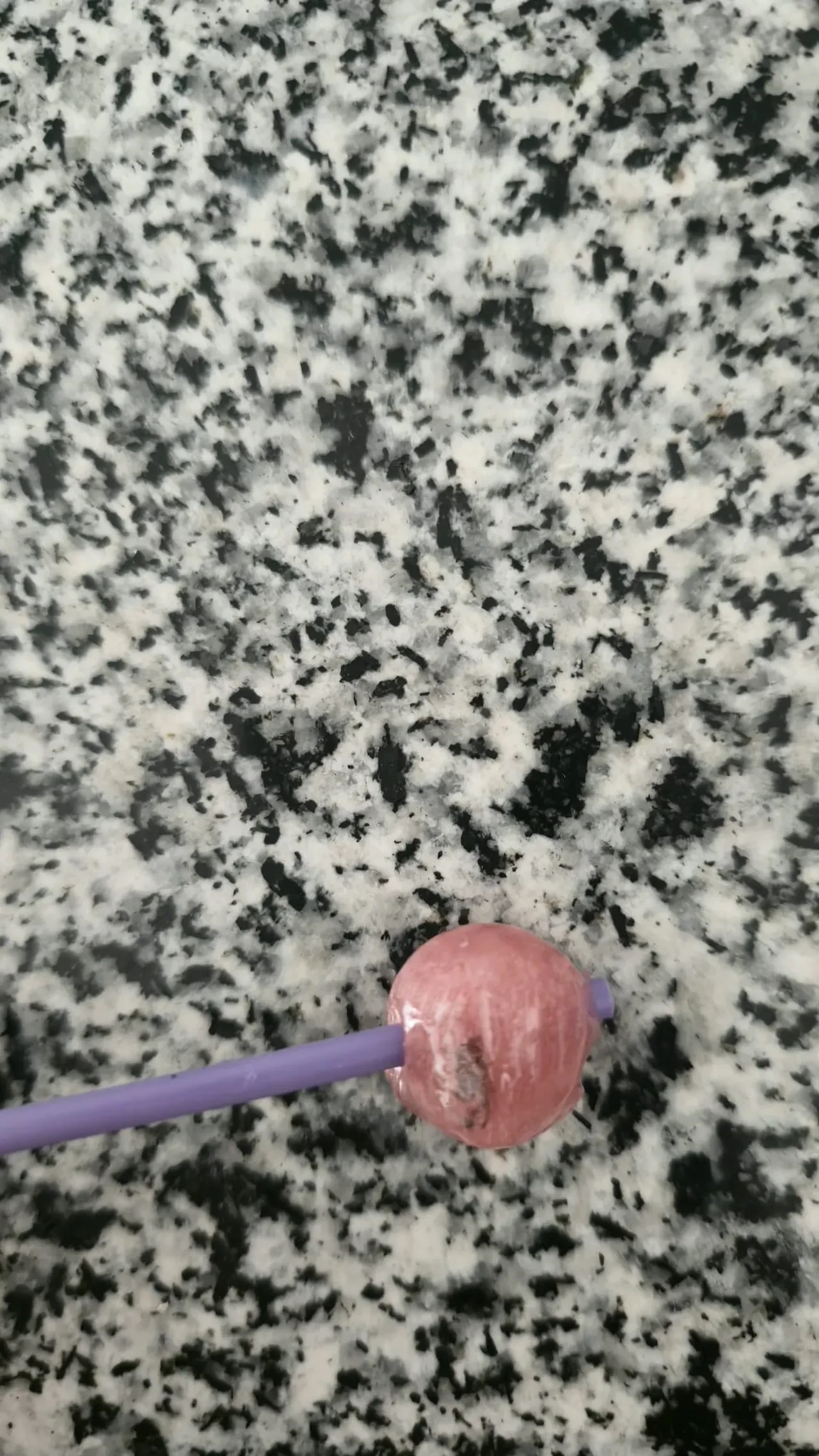 Küçük kızın yediği şekerden taş çıktı